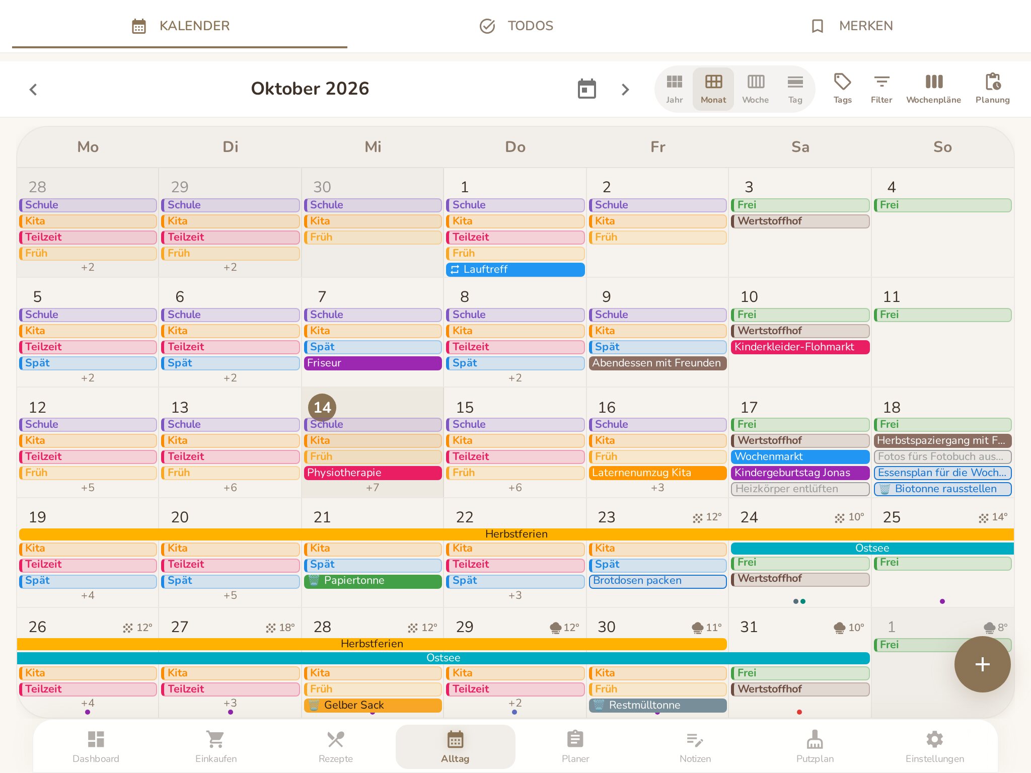 Monatskalender am Familientablet mit Wochenplänen, Terminen und Abfallterminen